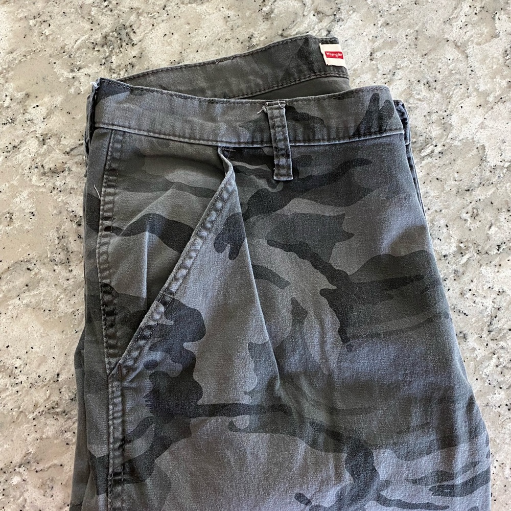 EUC Wrangler men’s black/grey camouflage pants, size 36x30 - Picture 2 of 9
